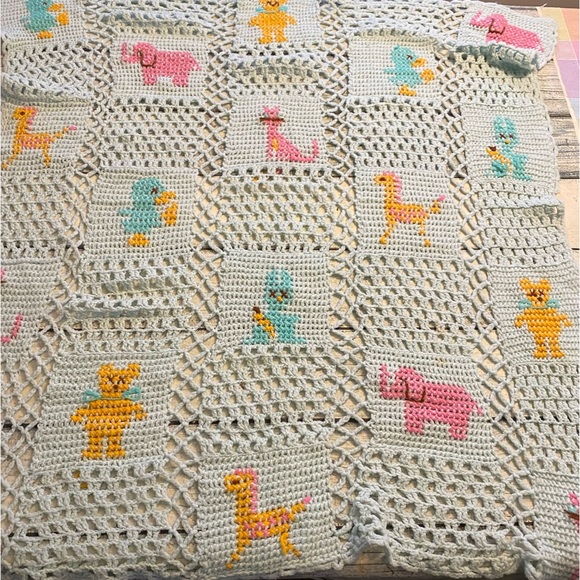 Super cute! Crochet Baby Crib Blanket hand Stitched Animal pattern. - Picture 7 of 10